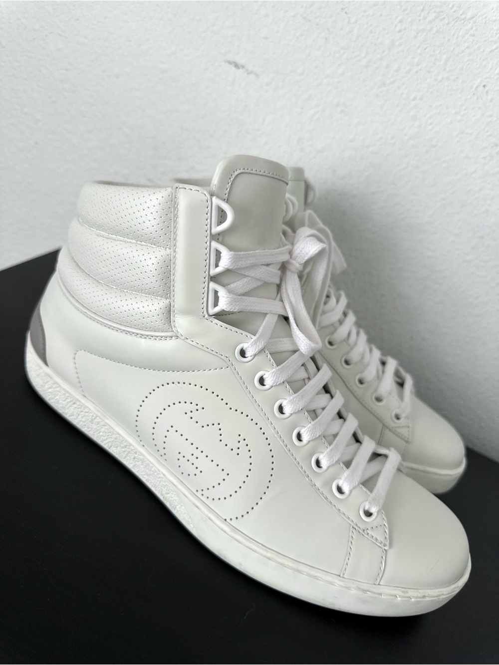 EUC Gucci Ace Interlocking G Logo White Leather High Top Sneakers